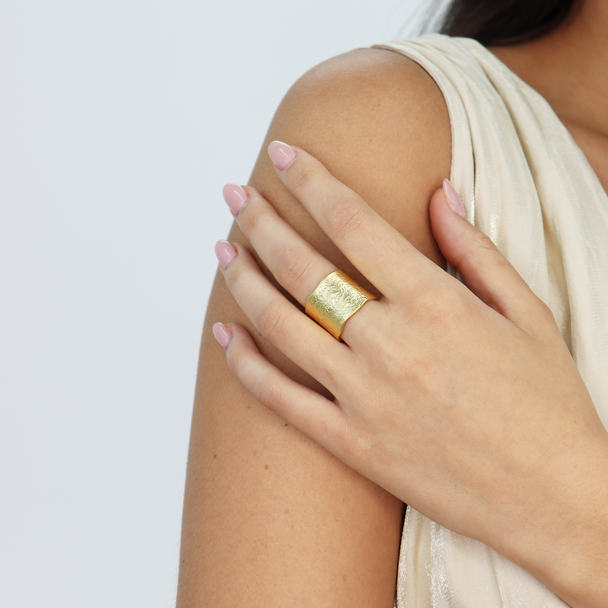 Trendy Textured Cigar Band Ring for Every Occasion